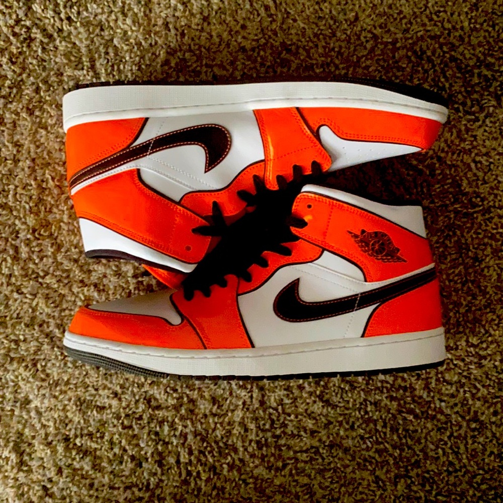 Air Jordan 1 Mid SE